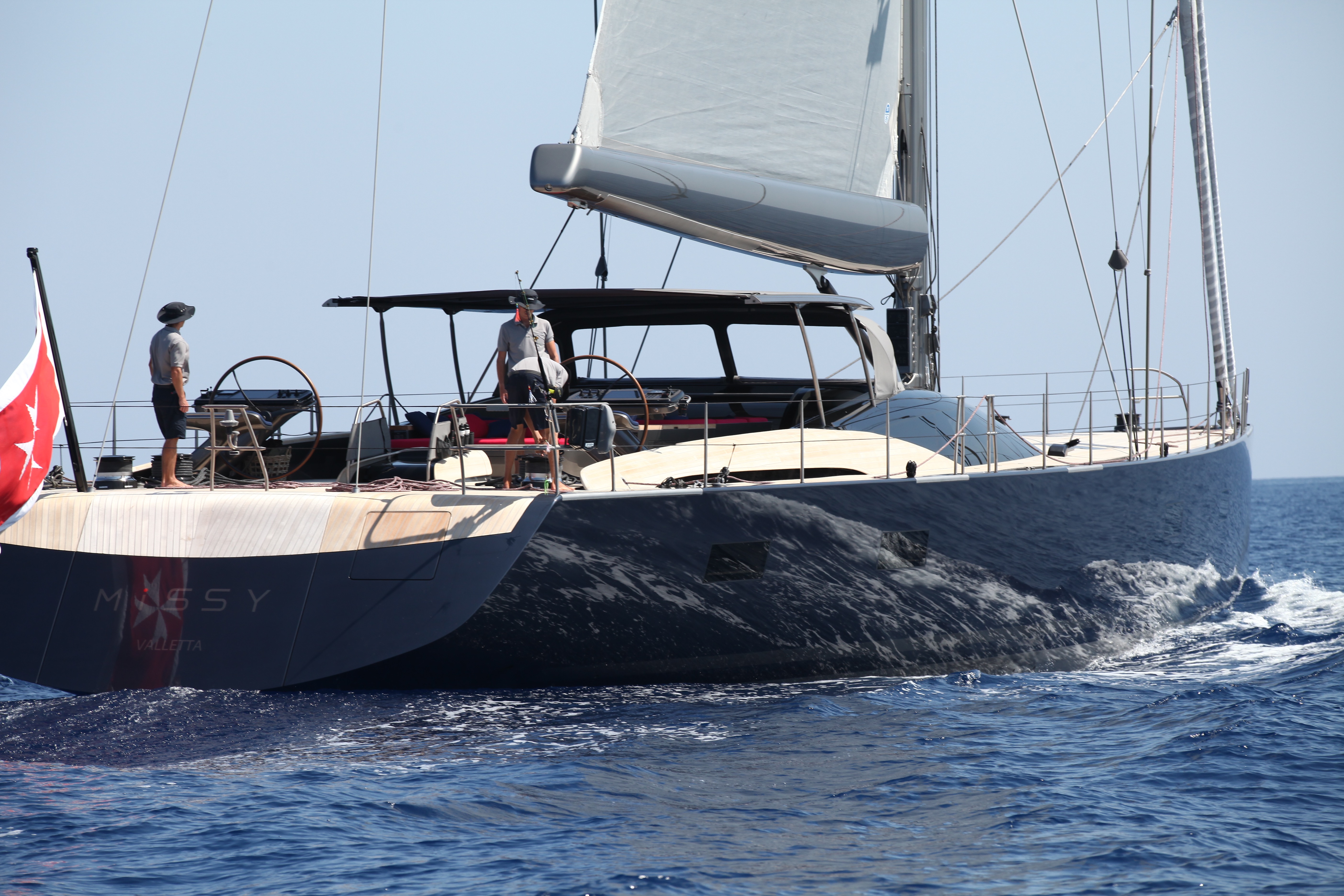 Beau sloop moderne croisant au large de la Balagne.
