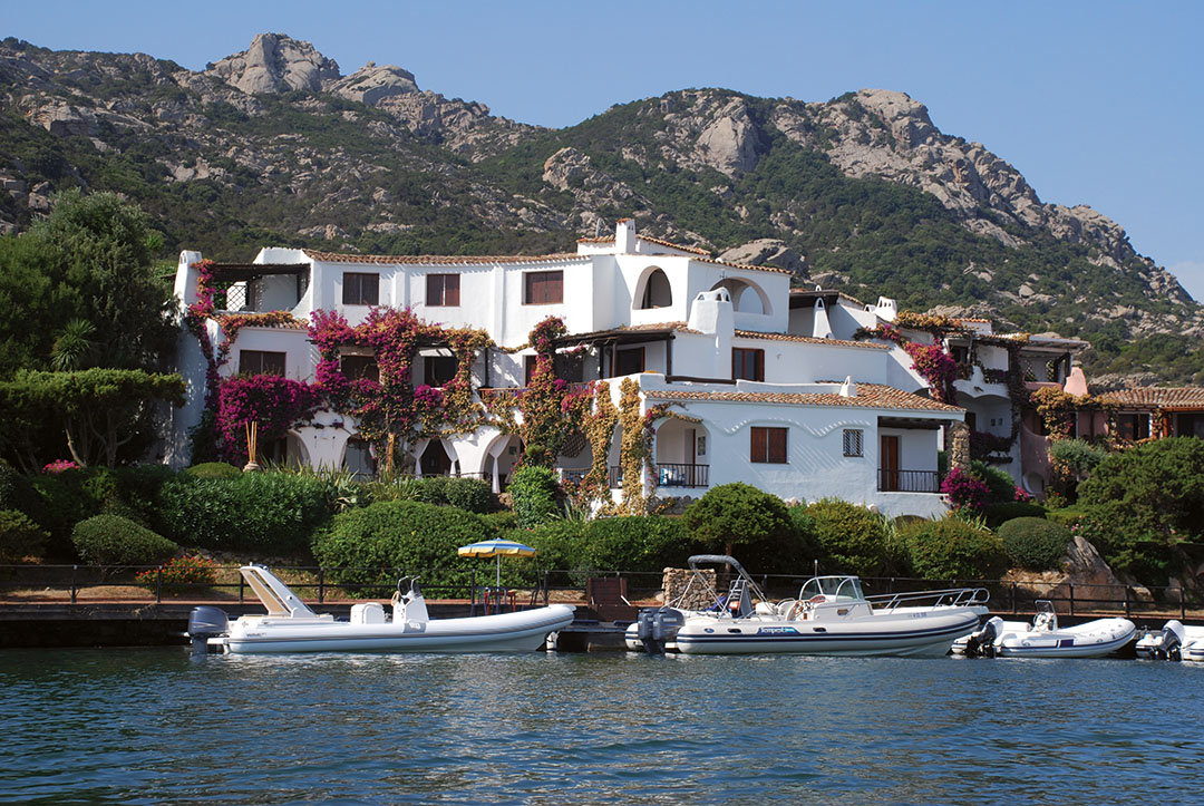 La Costa Smeralda n'est pas en mal de villas de rêve. Au pied de celles-ci, sont souvent amarrés les bateaux des propriétaires…