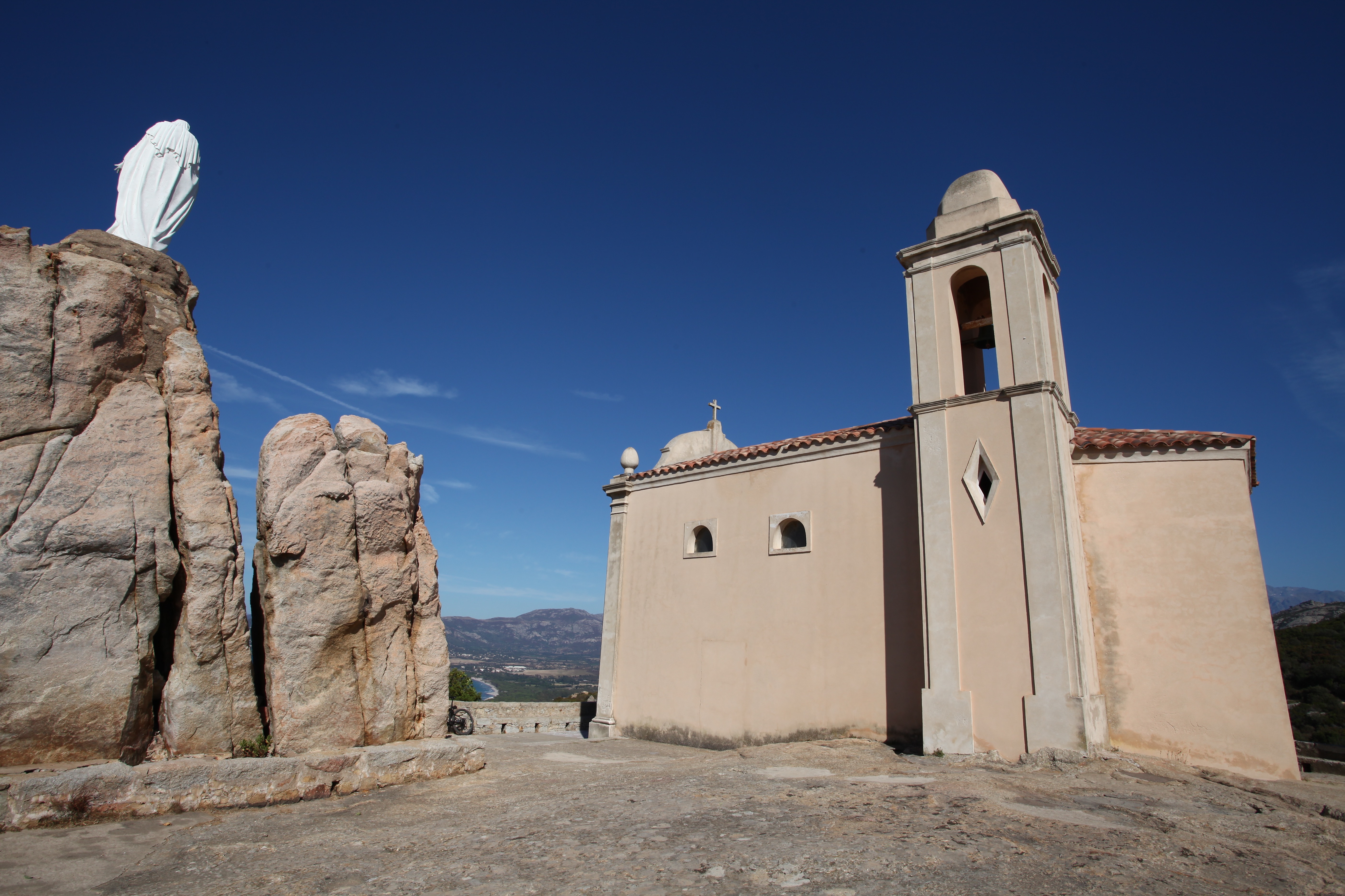 A dix minutes de Calvi, par la route, la position dominante de la Chapelle Notre Dame de la Serra offre une vue exceptionnelle sur Calvi et son golfe. 