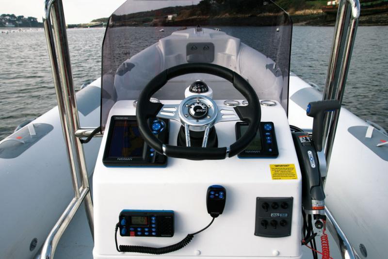 La console haute abrite bien le pilote, mais la lecture des instruments est perfectible.

