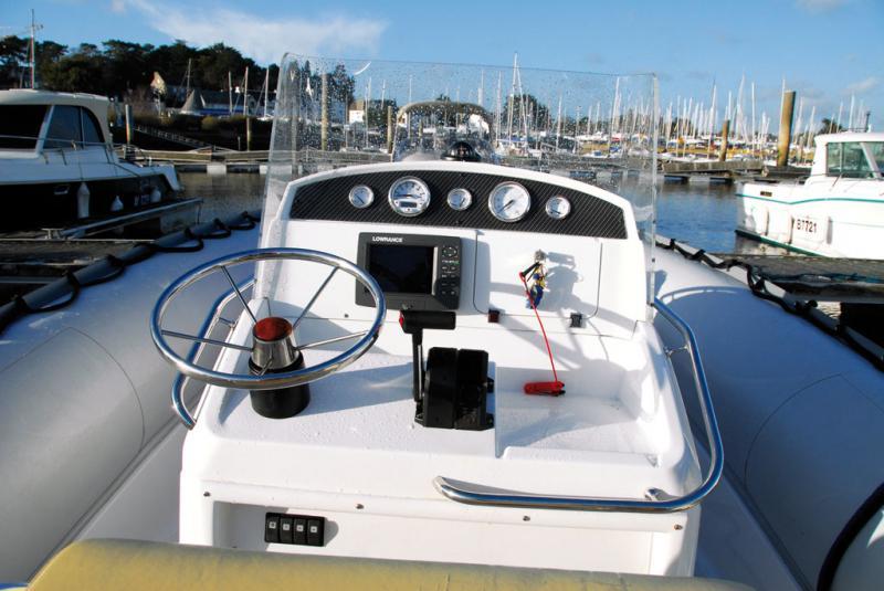 Un poste de pilotage efficace, avec volant grand diamètre; mini-table à cartes et solide main-courante pour le copilote.

