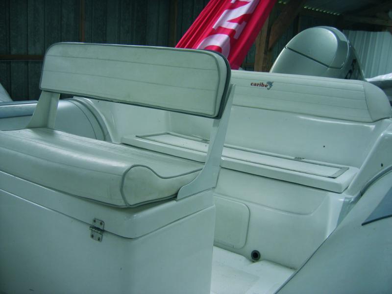 Les deux banquettes disposées en tandem offrent cinq places confortables en navigation.