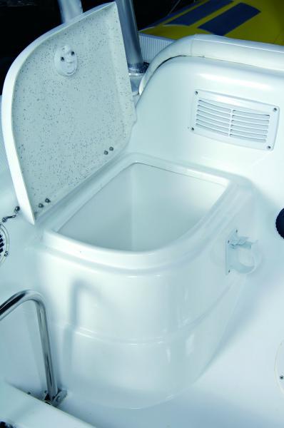 Bonne idée, le coffre-glacière placé à l’arrière, sert de marche-pied vers la plate-forme de bain. 