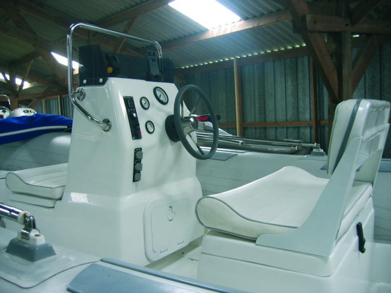 La console assez large, avec volant décalé, permet de se tenir à deux au poste de pilotage.