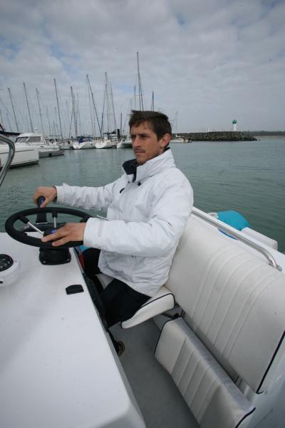 Le leaning-post, en provenance de l’équipementier Outhill, permet à la fois de piloter debout ou assis, grâce à son assise amovible.