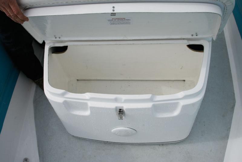 Le coffre du siège frontal de console offre une bonne contenance.
