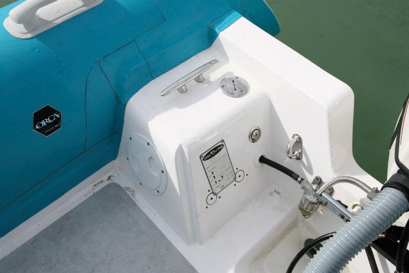 Ce détail montre le soin apporté par Discov’Rib à la construction, même si l’on distingue ici, quelques coupes et découpes de tissu qui résultent des dernières modifications sur ce prototype.