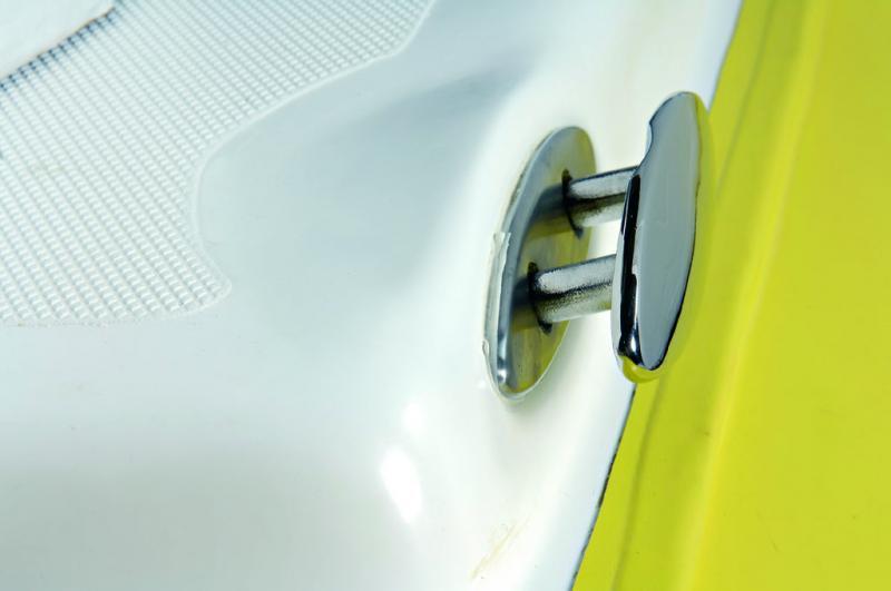 à l’image de ce taquet d’amarrage arrière, l’accastillage inox est de bonne qualité.