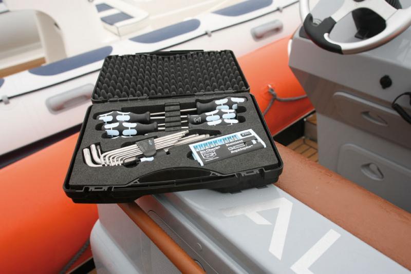 Le constructeur français offre à tout propriétaire d’un rafale, une belle malette à outils inoxydables.