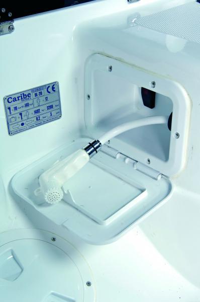 Protégée par un capot, la douche de pont fait partie de l’équipement standard !