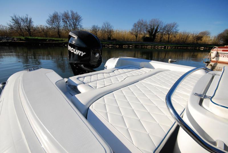 Un élément additionnel permet de convertir le cockpit arrière en solarium

