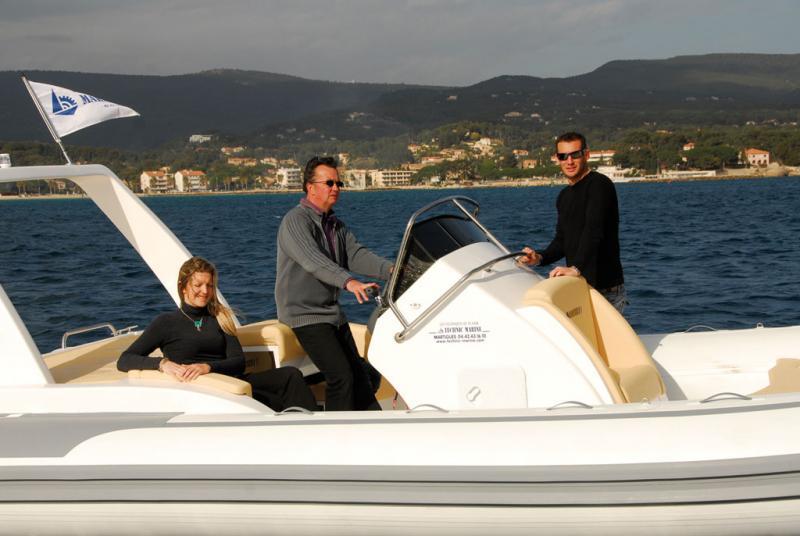 Pilotage debout obligatoire mais confortable, avec un bon appui réglable par vérin électrique. 

