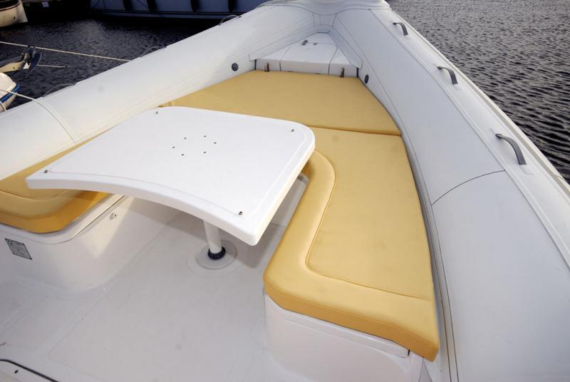 Bien vu, la table de pique-nique sur pied amovible, n'est autre que l'allonge du bain de soleil.


