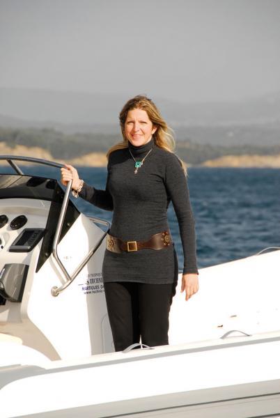 Les robustes mains-courantes inox offrent des prises sûres en navigation

