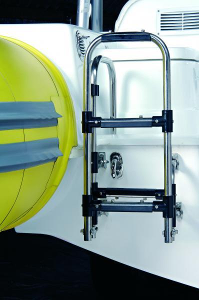L’échelle de bain en inox, fournie en standard, comporte une solide main-courante qui facilite la remontée.