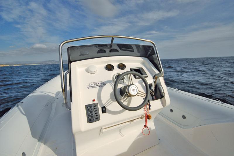 Poste de pilotage ergonomique : volant à bonne hauteur, commandes sous la main, vide-poche sous le volant

