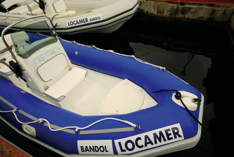 Bien dégagé  pour la pêche et la plongée, le cockpit avant peut recevoir une table optionnelle formant allonge de bain de soleil.