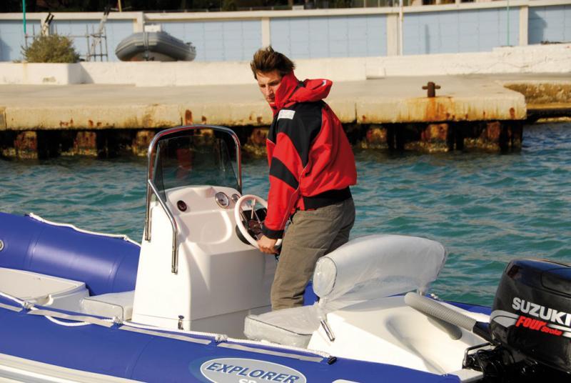 Le poste de pilotage bénéficie d’une grande banquette. Notez aussi le volumineux coffre arrière surélevé à l’arrière du dossier.

