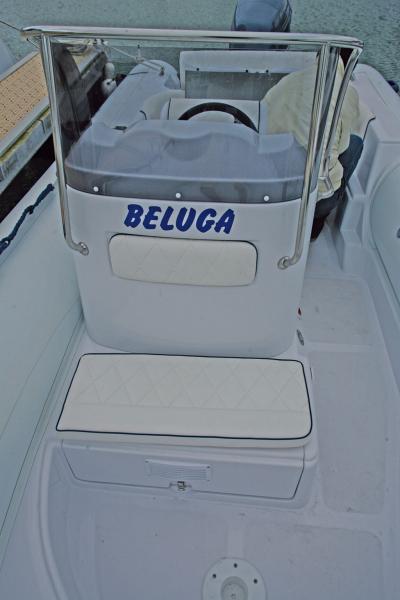 Mine de rien, le siège devant la console peut accueillir deux passagers.

