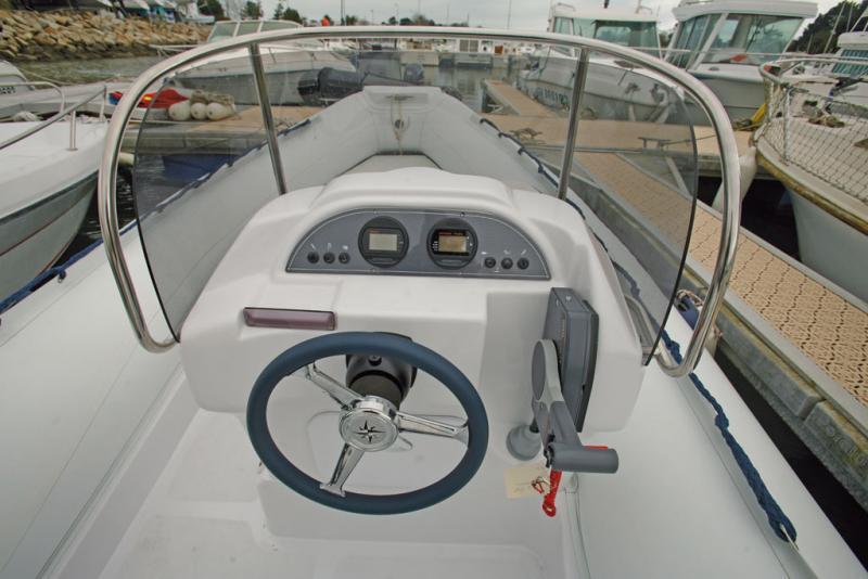 L'ergonomie de la console rend le pilotage confortable. Notez le retrait de la façade au niveau des genoux…

