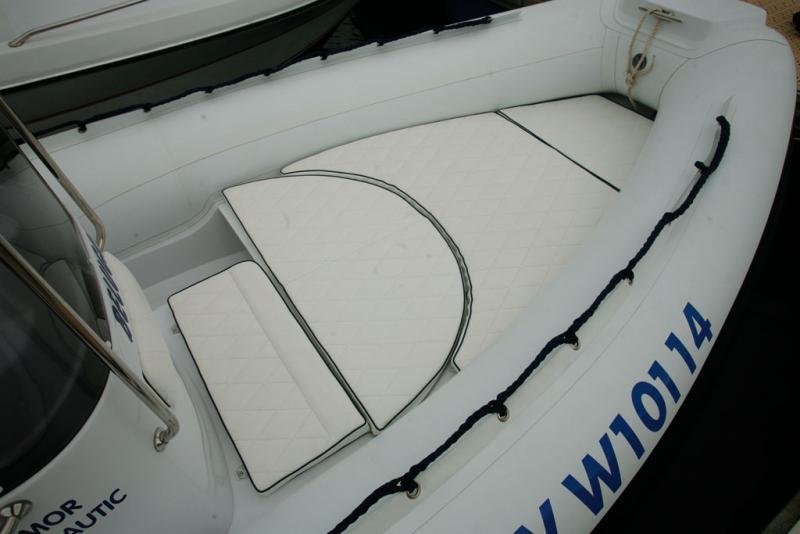 Le solarium profite d'une rallonge pour venir jusqu'à la console. De quoi prendre ses aises !


