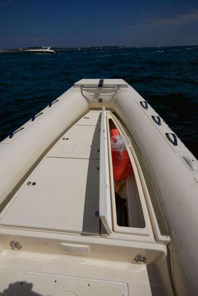 Difficile de faire mieux en termes de rangement : la proue du Mar-Co dispose entre autres d'un coffre long, parfait pour les cannes ou les skis.

