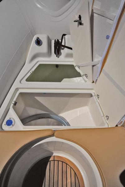 Coffres avant de bonne taille, mais sans vérins de capot. La fixation des coussins par sangles élastiques est à revoir.

