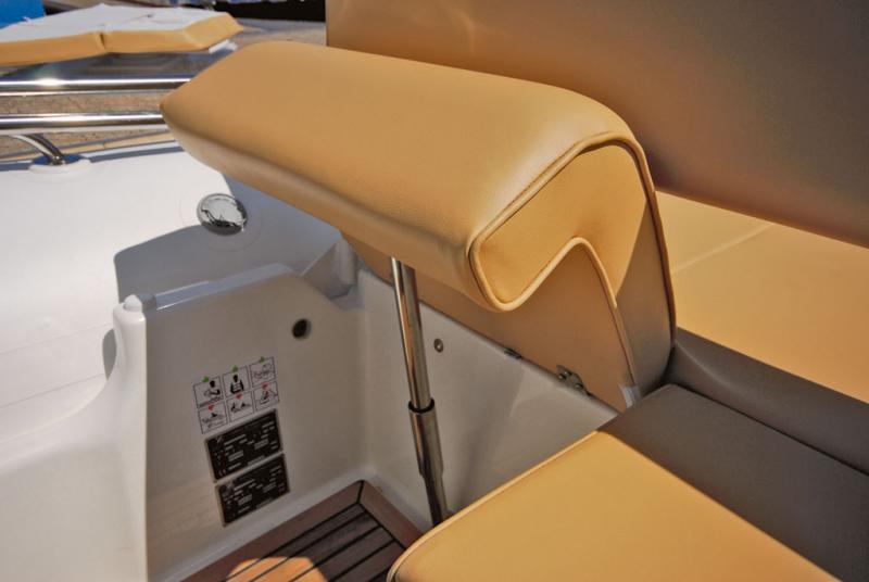 L'assise de pilotage se rélève pour offrir un bon appui en pilotage débout. Bien fait !