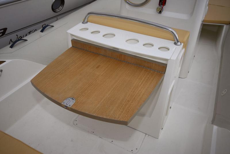 La table en teck fixée au dos du leaning-post s'escamote pour la navigation. Notez le râtelier qui fait office de bar pour l'apéritif !

