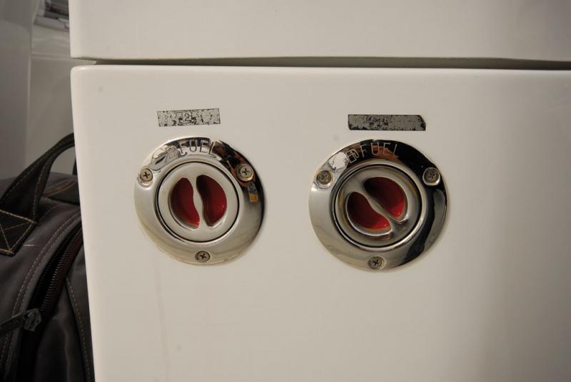 Beaux nables inox pour les deux réservoirs de carburant, laqués rouge pour les distinguer du remplissage d'eau, laqué bleu.

