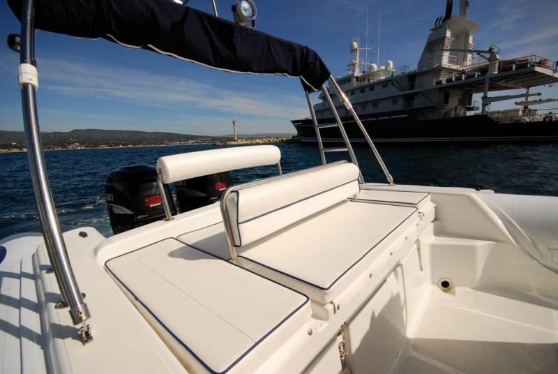 Le dossier de la banquette arrière, hélas pas assez large, bascule pour dégager un petit solarium.

