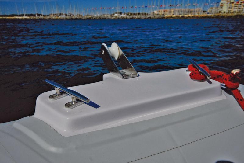 Deux taquets c'est bien pour l'amarrage à quai, mais il en manque un dans l'axe du mouillage