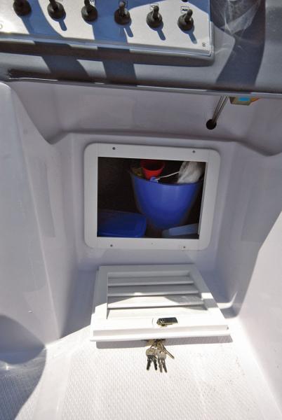 Le socle de console abrite un coffre sec, fermant à clé. Pratique pour laisser quelques affaires le temps d'une balade à terre