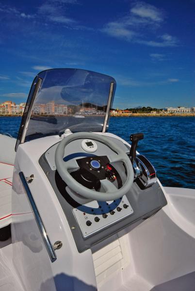 Poste de pilotage avec volant et manette de gaz  à bonne hauteur pour piloter assis ou debout
