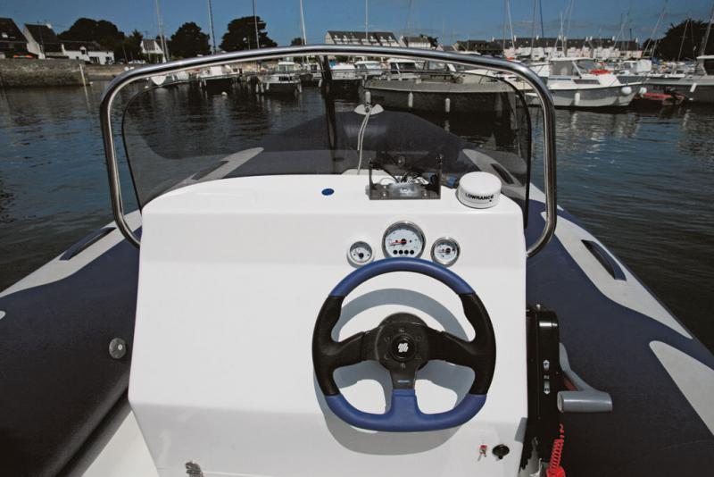 Le tableau de bord offre une large surface pour l'intégration d'une éventuelle électronique de navigation. Par contre, il y manque un vide-poches.

