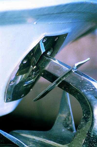 Pour bien se caler dans l’écubier d’étrave et éviter les entrées d’eau, l’ancre inox est dotée d’une flasque soudée sur mesure.
