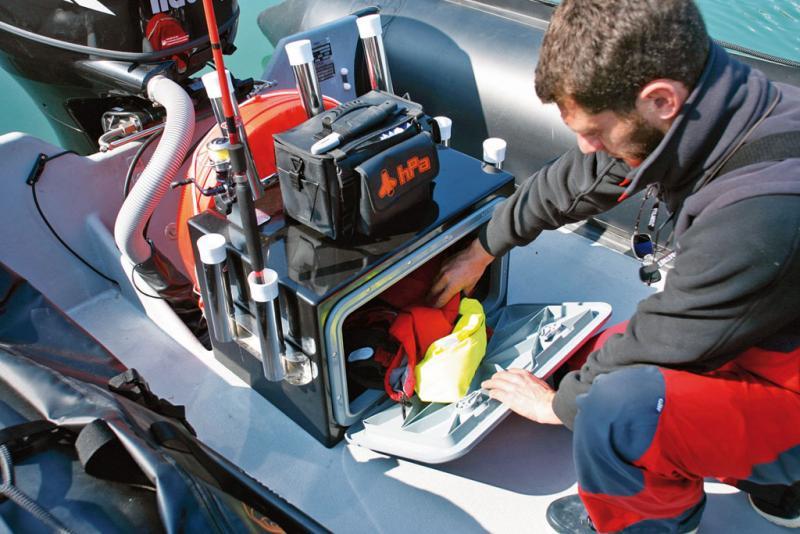 Le coffret central de cockpit, qui possède un rangement étanche, est hérissé de supports de cannes en inox.

