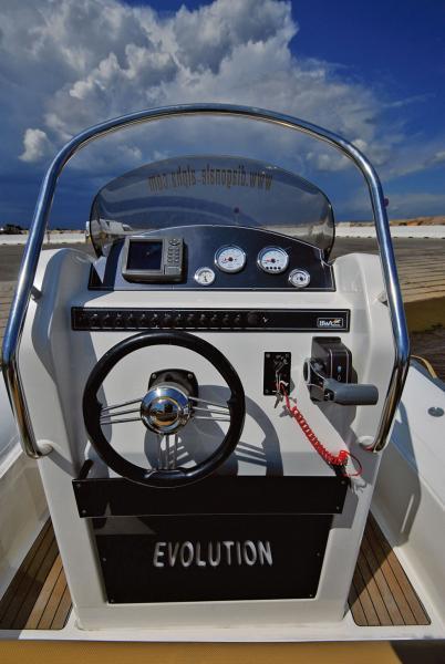 Joli volant sur ce tableau de bord très lisible, assez grand pour ajouter un écran multifonctions. Pratique pour se tenir : le cadre inox de la console.


