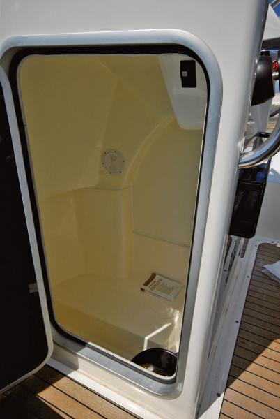 La cabine/toilette sous la console est facilement accessible par une porte latérale.

