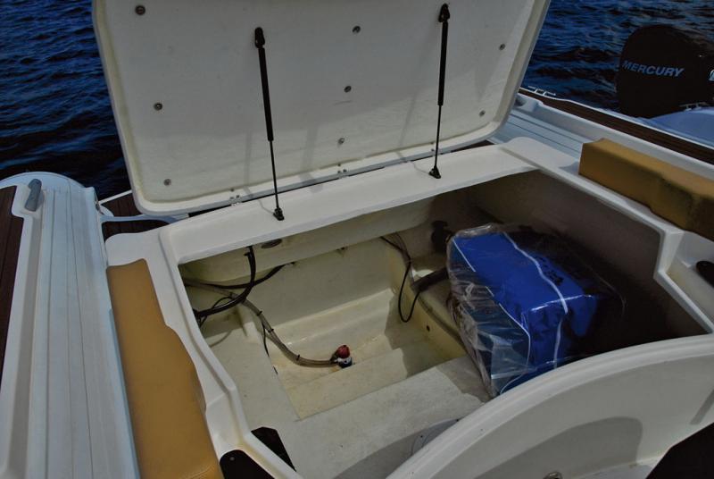 La grande soute arrière, conçue pour une version in-board, réduit l'espace du cockpit.

