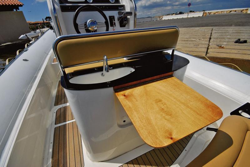 Évier sous l'assise de pilotage (mais pas de réchaud) et tablette rabattable pour les apéros.

