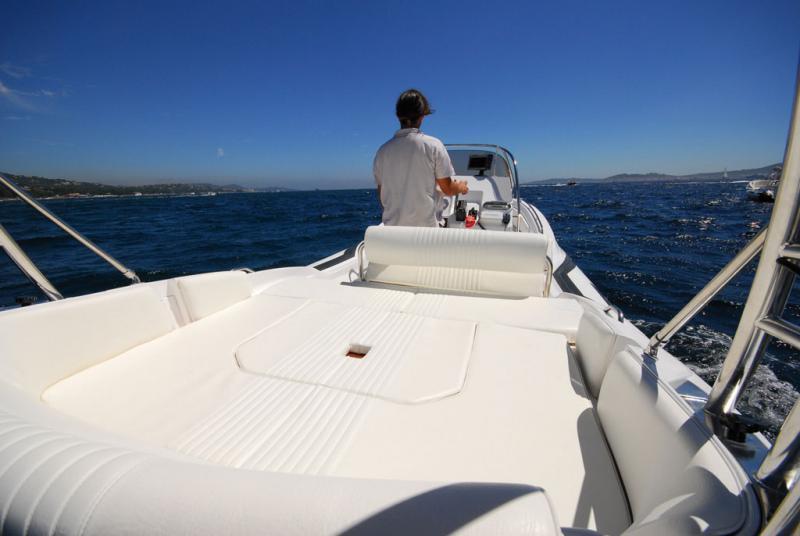 Le solarium arrière géant, bordé de protections assez hautes, est utilisable en navigation.

