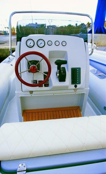 La manette de gaz sur un socle incliné tombe bien sous la main et le volant est décalé à bâbord pour laisser de la place au copilote.