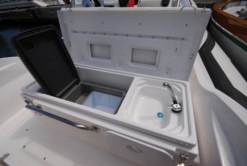  Dans le bloc cuisine sous la banquette de pilotage, le frigo et le réchaud sont en option.

