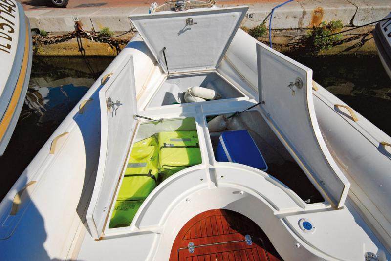 Coffres avant volumineux et très accessibles, avec de larges capots équipés de vérins pneumatiques.

