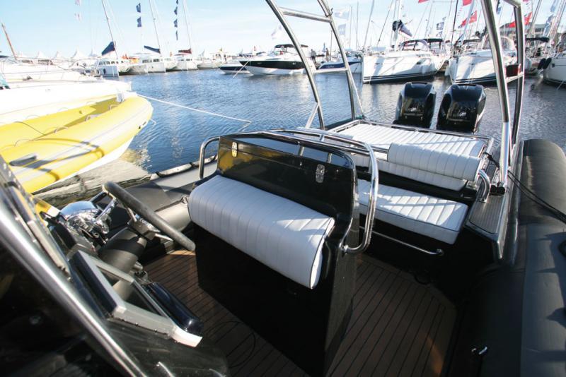 Le leaning-post biplace offre une bonne ergonomie de pilotage.

