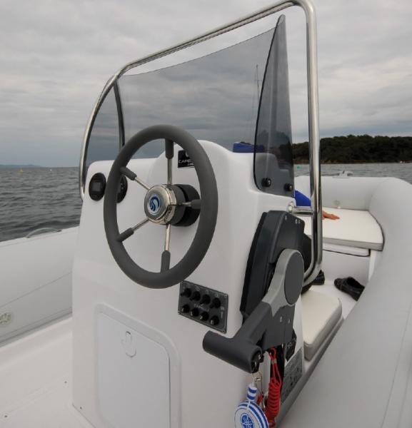 Sur cette console simple, le volant et la commande de gaz latérale sont un peu trop décalés vers le boudin.

