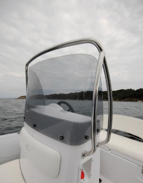 Pare-brise haut pour une bonne protection quand on pilote assis, avec main-courante solide en encadrement offrant une bonne prise en main.


