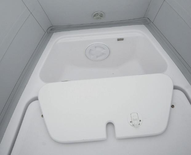  Baille à mouillage un peu petite mais pratique, avec capot encoché pour le passage de la ligne.

