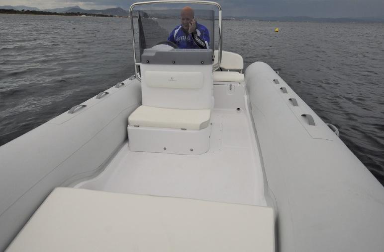 Bain de soleil rangé, le cockpit offre beaucoup d'espace et une circulation facile.

